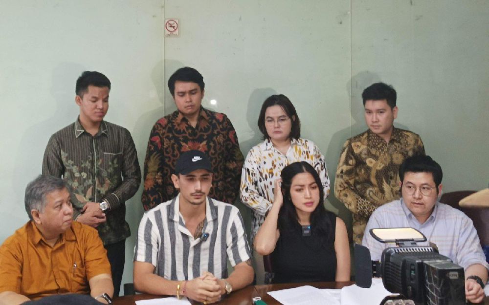Jessica Iskandar dan suami, Vincent Verhaag beserta tim kuasa hukumnya saat jumpa pers di kawasan Menteng, Jakarta Pusat, Kamis (14/7). 