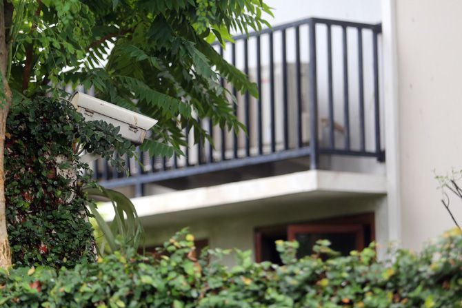 Salah satu CCTV di halaman rumah dinas Kadiv Propam Polri Irjen Pol Ferdy Sambo saat olah Tempat Kejadian Perkara (TKP) pasca peristiwa baku tembak dua ajudannya di Kompleks Polri Duren Tiga, Jakarta Selatan, Rabu (13/7/2022). Olah TKP tersebut dilakukan tertutup dari awak media.