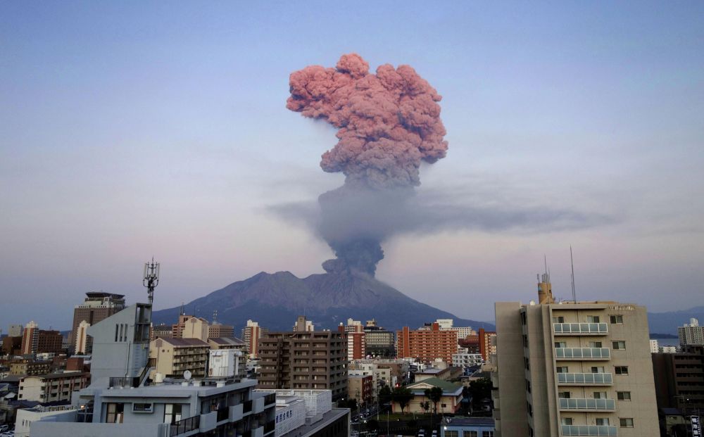 Gunung berapi Sakurajima, di barat daya Jepang, mengalami erupsi pada Senin 25 Juli 2022.-The Japan Times-disway.id