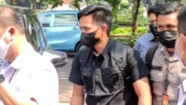 Bharada E akhirnya hadir di Komnas HAM untuk melakukan pemeriksaan atas peristiwa Polisi tembak Polisi di rumah Irjen Pol Ferdy Sambo yang menewaskan Brigadir E. 