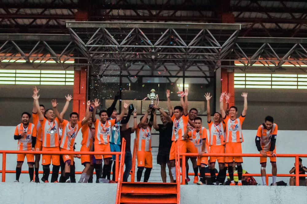 Salah satu selebrasi penyerahan hadiah Jambi Fun Soccer (JFS) di Stadion KONI Trilomba Juang Jambi.