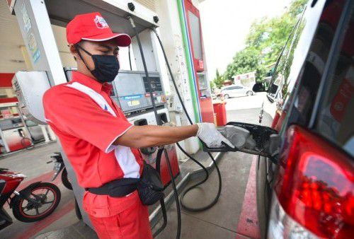 Ilustrasi Petugas mengisi BBM ke Kendaraan di SPBU Pertamina.-Dokumentasi.