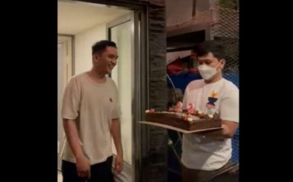 Brigadir J (kanan) memberi surprise ultah adiknya Bripda Mahareza Hutabarat di rumah pribadi Irjen Ferdy Sambo pada Maret 2022 lalu.