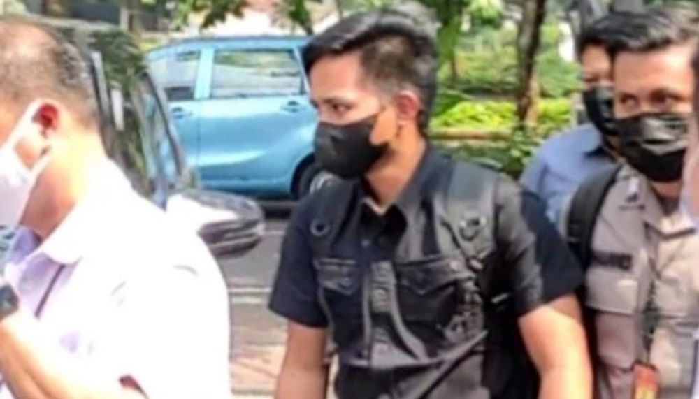 Bharada E atau Bharada Richard Eliezer Pudihang Lumiu (kemeja hitam) tiba di Komnas HAM pada Selasa (26/7/2022) siang sekitar pukul 13.25 WIB dengan mengenakan pakaian serba hitam