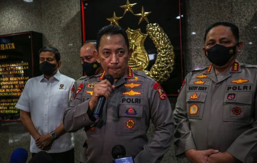 Kapolri Jenderal Listyo Sigit Prabowo saat memberikan keterangan pers di hadapan wartawan di Mabes Polri, Jakarta, (12/7). Kapolri buka suara terkait insiden baku tembak sesama polisi di rumah Kadiv Propam Polri Irjen Ferdy Sambo. Sigit menjamin pengusutan kasus polisi tembak polisi akan dilakukan secara objektif, transparan dan akuntabel.