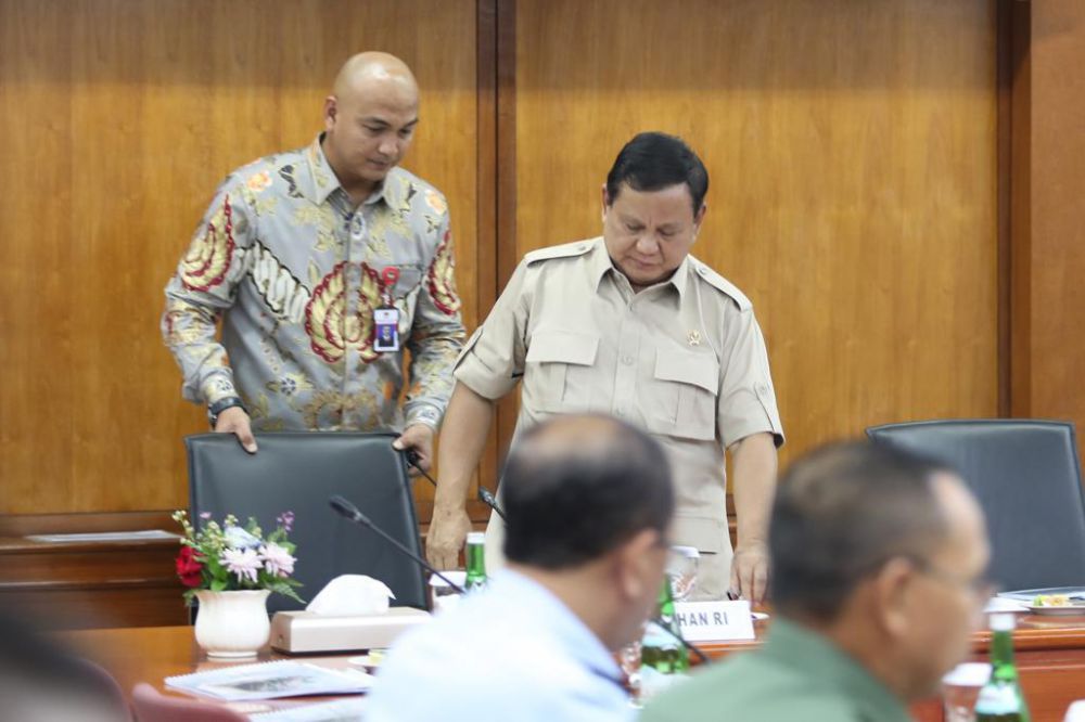 Putra Jambi Berkepala Plontos Kawal Prabowo Subianto saat Daftar ke KPU.