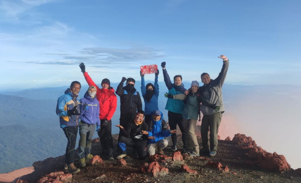 Jetz Herwanto, berada di Gunung Kerinci bersama para tamu.