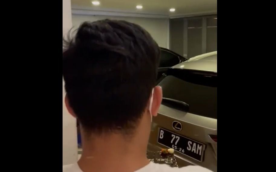 Mendiang Brigadir Yosua merayakan Hari Ulang Tahun adiknya di garasi diduga di rumah pribadi Ferdy Sambo.-Tangkapan layar-Facebook/roslin emika