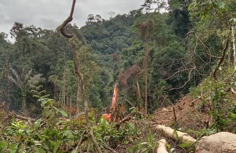 Alat berat nampak bekerja di kawasan penetai Muara Emat Kerinci. Warga menduga alokasi PETI.