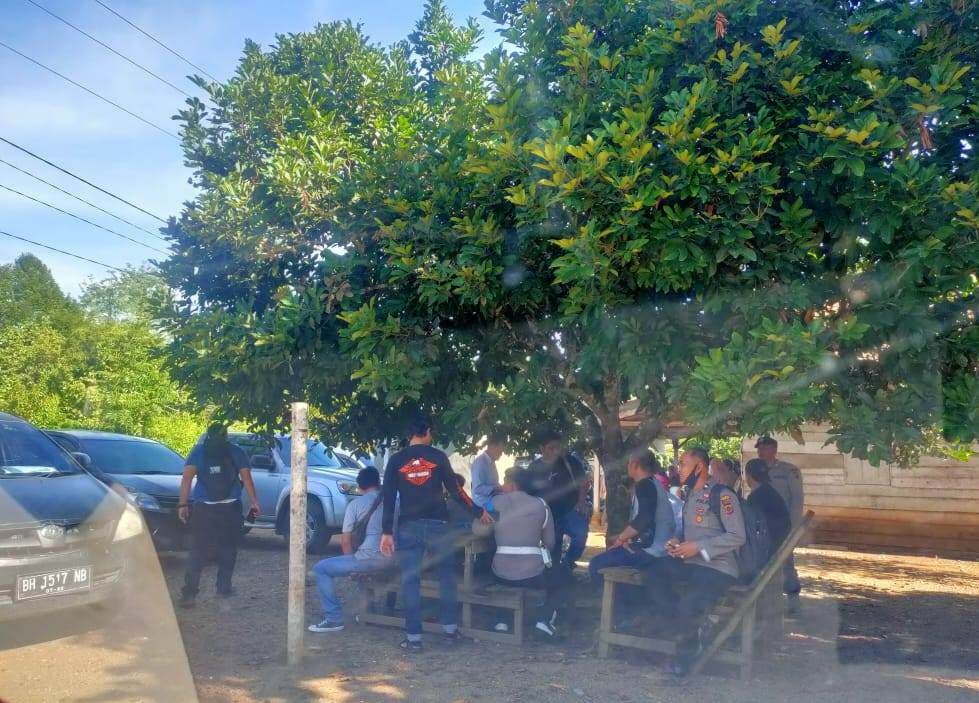 Aparat kepolisian berjaga-jaga saat penggeledahan rumah salah satu terduga teroris di Tebo