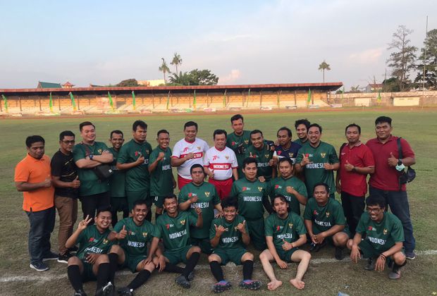 Salah Satu Momen kebersamaan Gubernur Jambi Al Haris (baju putih) Bermain Bola bersama Wartawan Jambi