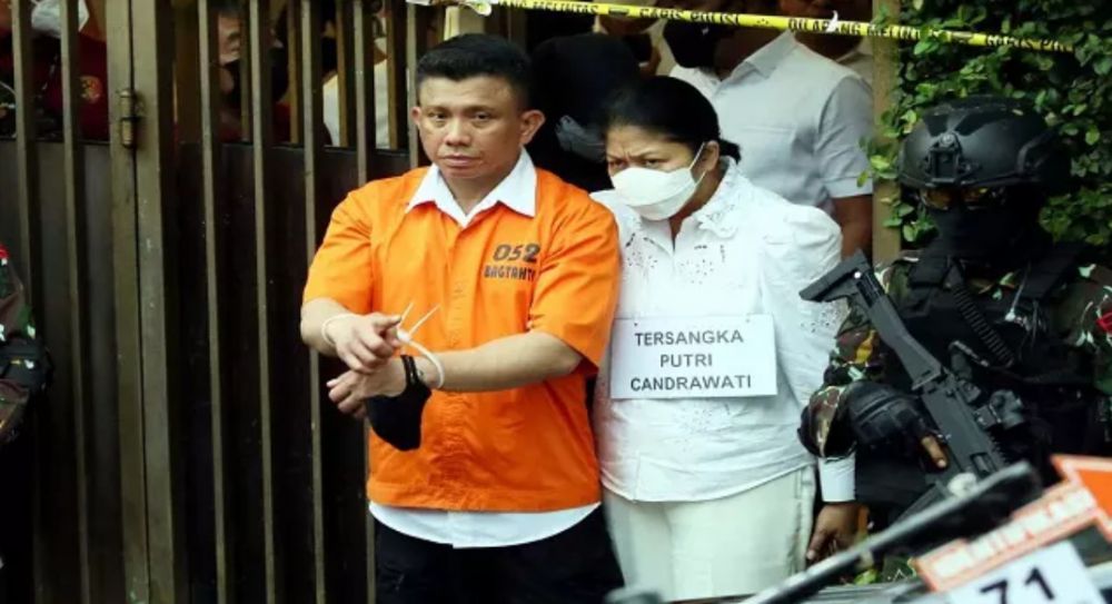 Tersangka Ferdy Sambo dan istrinya Putri Candrawathi mengikuti rekonstruksi pembunuhan Brigadir J di Duren Tiga, Jakarta Selatan.