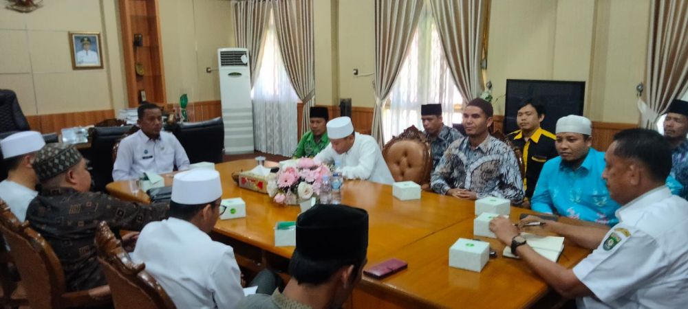 PERTEMUAN : Ketua BNNK Bungo yang juga wakil bupati Bungo melakukan pertemuan dengan para Da'i di ruang kerjanya