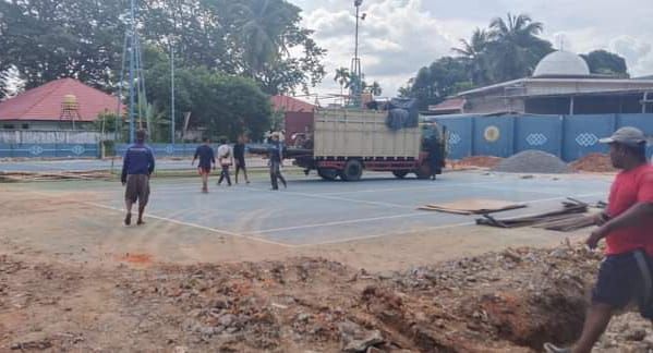 PENGERJAAN : Pembangunan Gedung Tenis Indor disamping Pujasera Bungo mendapat sorotan tajam lantaran dinilai kurang bermanfaat bagi banyak orang


