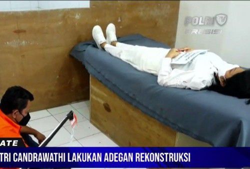 Putri Candrawathi dan Kuat Ma'ruf saat melakuakn rekonstruksi kasus brigadir j-polri tv radio.