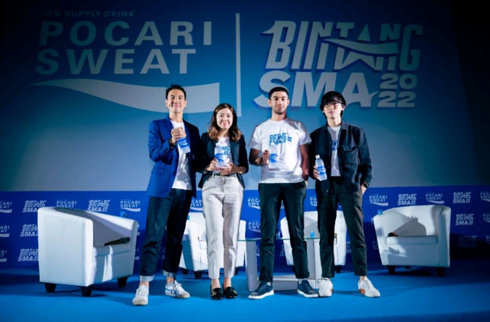 Dari kiri ke kanan: Daniel Mananta selaku Pemandu Acara, Puspita Winawati selaku Marketing Director PT Amerta Indah Otsuka, Reza Rahadian dan Eka Gustiwana, selaku Panelis Juri Bintang SMA 2022.
