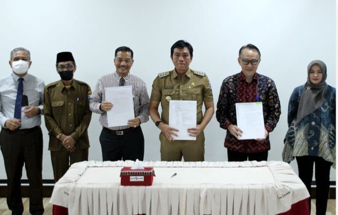 Pendatanganan perjanjian kredit sindikasi, antara Pemkab Batanghari, Bank Jambi dan Bank Sumsel - Babel.