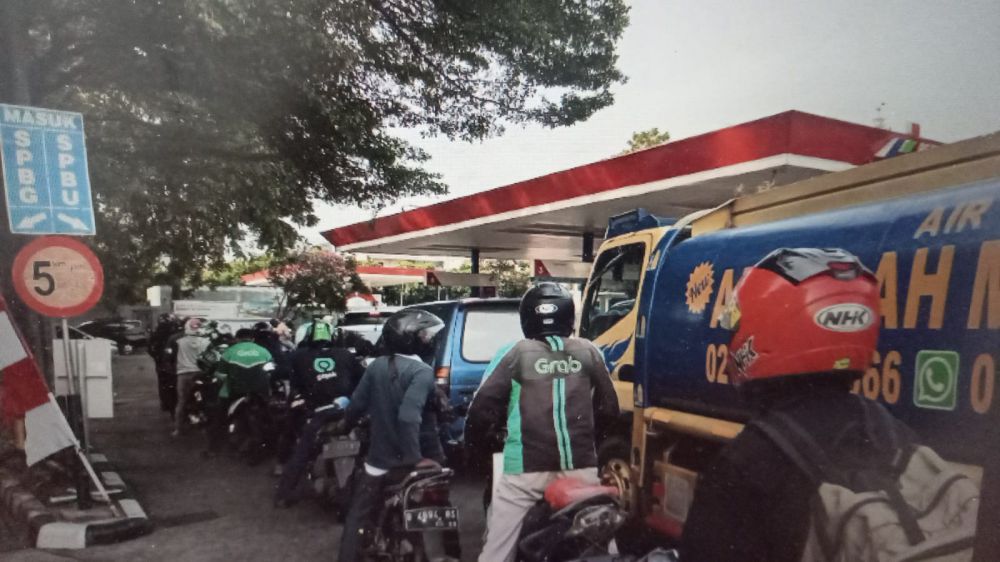 Antrian kendaraan di SPBU di Jalan Raya Daan Mogot, Jakarta Barat.