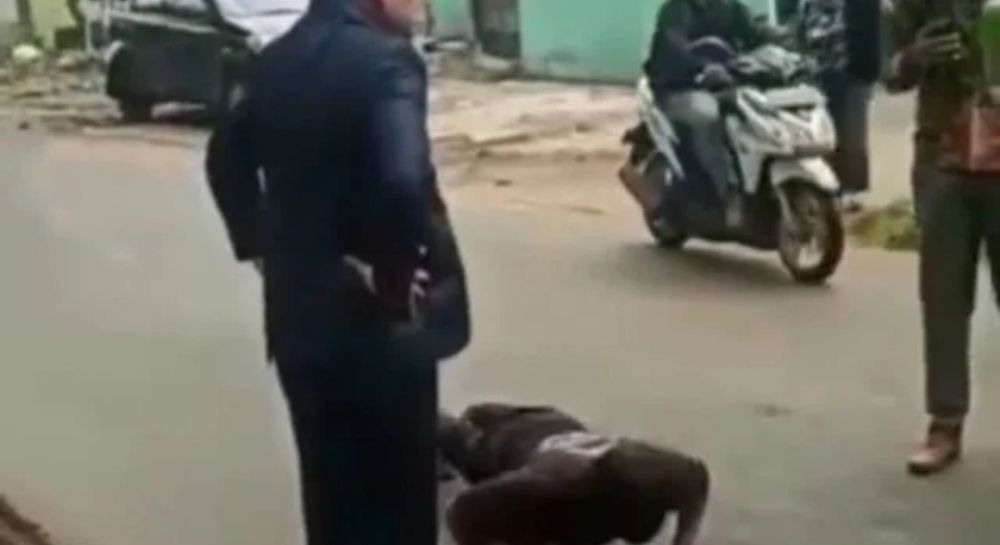 Diduga Anggota Dewan, hukum sopir truk dengan push up dan guling-guling di aspal.