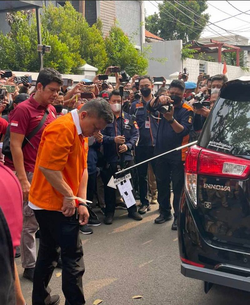 Ferdy Sambo jatuhkan pistol di duren tiga.
