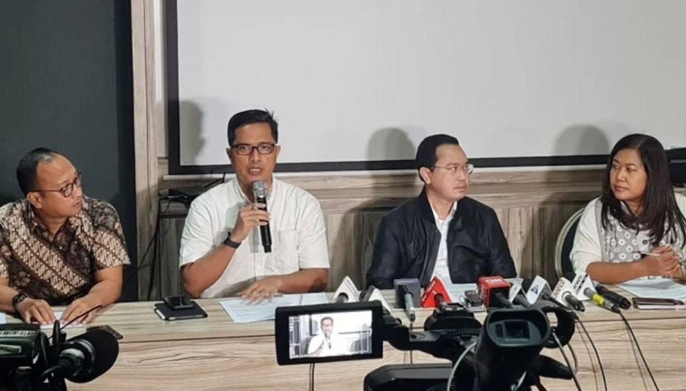 Febri Diansyah memberikan keterangan pers di Hotel Erian.