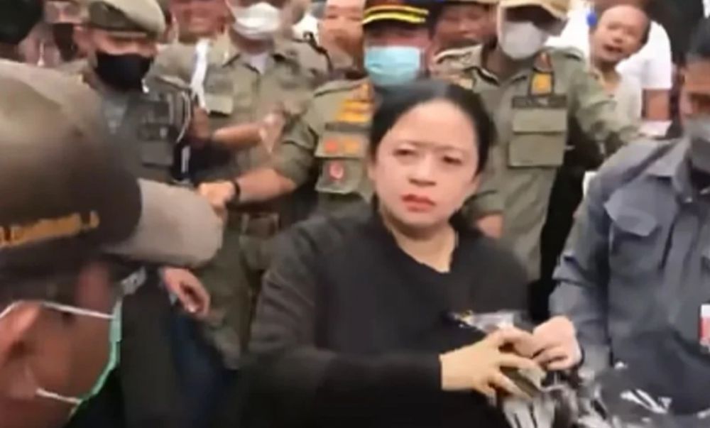 Potongan video wajah Puan Maharani yang kelihatan jutek saat bagikan kaos.