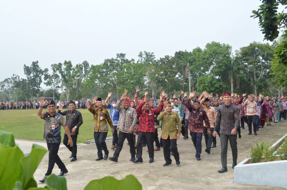 Pemerintah Kabupaten Muaro Jambi menggelar upacara hari Batik Nasional dilanjutkan dengan parade busana batik.