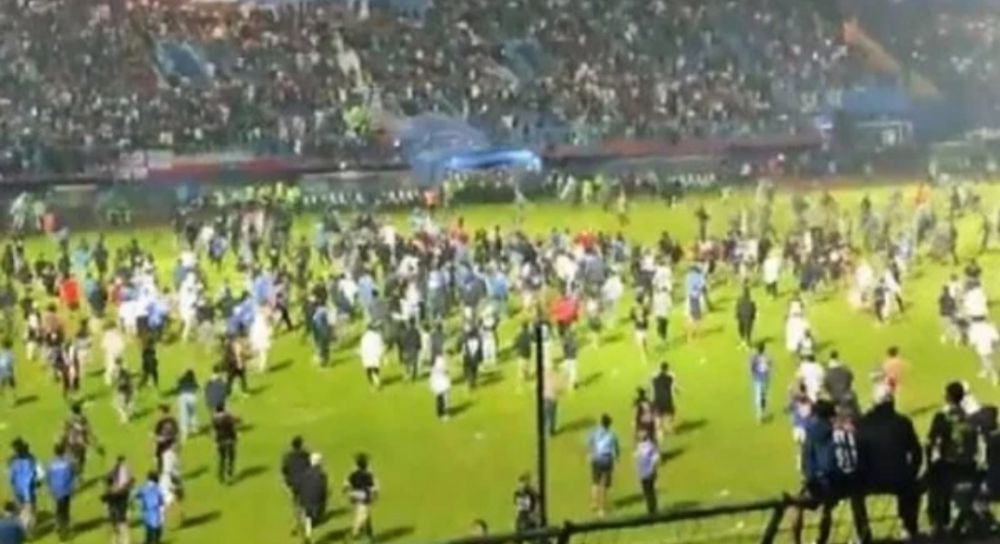 Kericuhan terjadi setelah laga antara Arema FC melawan Persebaya di Stadion Kanjuruhan, Kabupaten Malang (1/10).