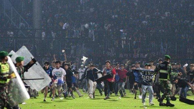 Suporter diduga Arema FC merangsek ke tengah lapangan.