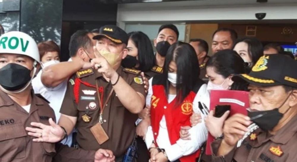 Putri Candrawathi (tengah) di kantor Kejaksaan Agung, Jakarta, Rabu (5/10/2022). 
