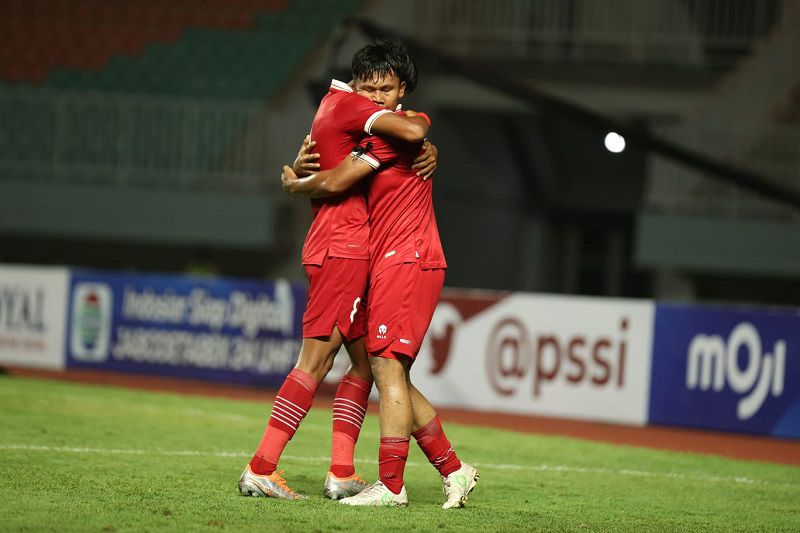 Momen Arkhan Kaka (kiri) berpelukan dengan Muhammad Asyura (kanan) merayakan gol ketika Timnas Indonesia U-17 vs Uni Emirat Arab U-17 di Stadion Pakansari, Cibinong, Bogor, Jawa Barat dalam Kualifikasi Piala Asia U-17 2023, Rabu, 5 Oktober 2022.



