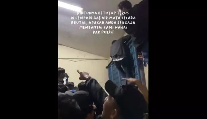 Tangkapan layar Twitter suasana para Aremania yang berusaha keluar dari stadion Kanjuruhan namun pintu terkunci.
