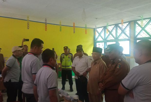 PANTAU : Wabup Ami Taher saat memantau Pilkades di Desa Bunga Tanjung, Kecamatan Tanco, Kerinci, Senin (7/11). 