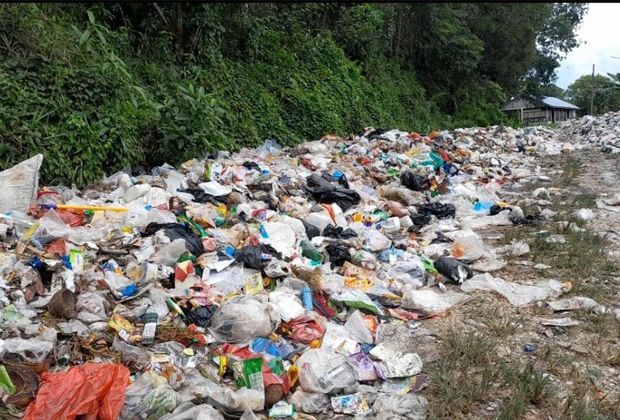 DIKELUHKAN: Warga perumahan Auduri Permai Desa Mendalo Darat, Kecamatan Jaluko, Muaro Jambi mengeluhkan TPS.