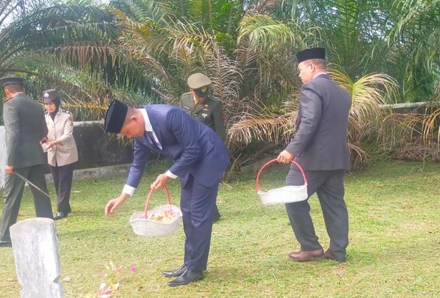 TABUR  BUNGA: Wakil Bupati Bungo memimpin acara tabur bungan di TMP Satria Negara.