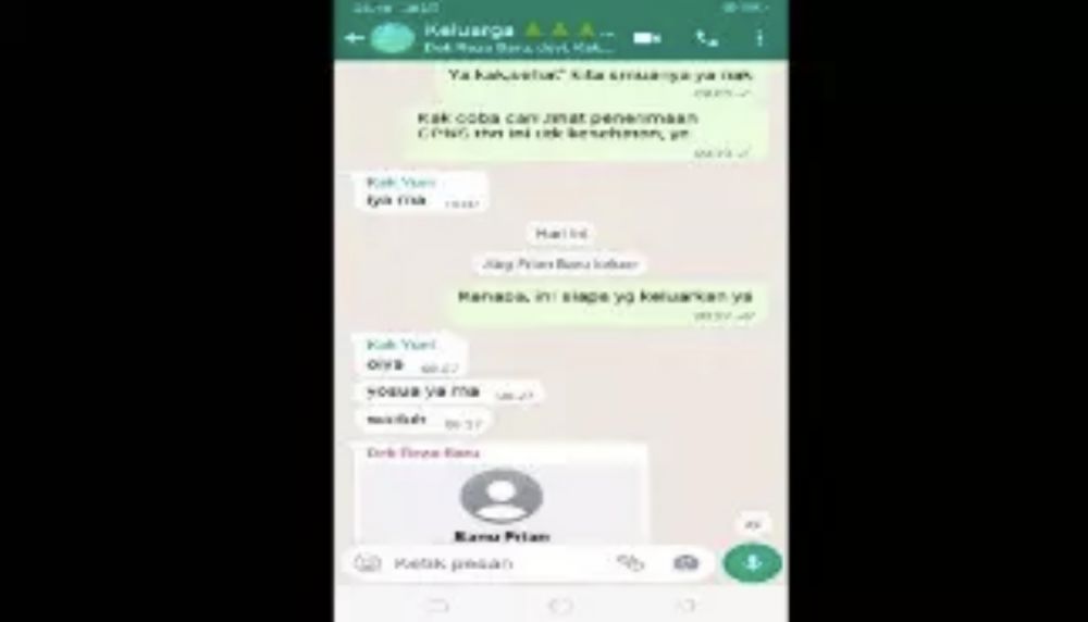 Tangkapan layar notifikasi pesan grup keluarga ketika nomor ponsel Brigadir J keluar dari obrolan grup.