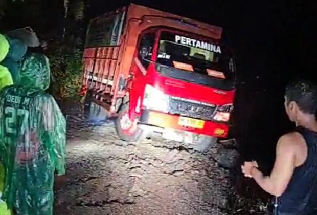 LUMPUH: Jalan nasional Kerinci menuju Bangko sempat lumpuh total.