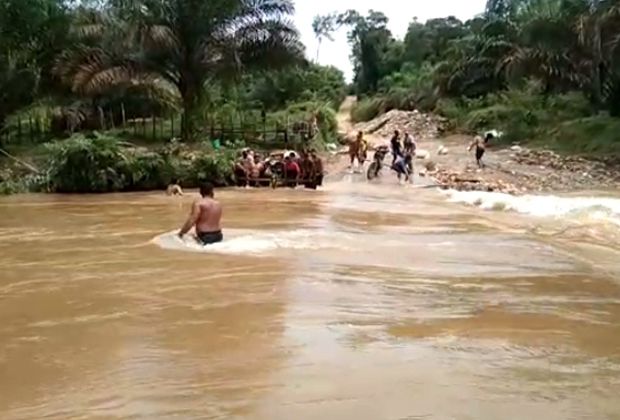 DEBIT AIR MELUAP: Warga dan penggendara kesulitan melintasi sungai Batang Sekamis