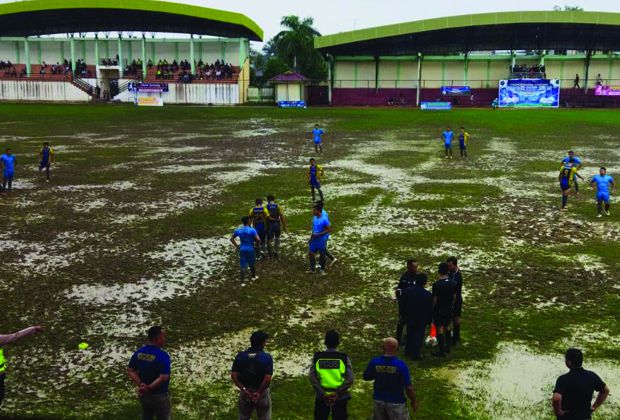 KUBANGAN: Stadion Bhakti Karya Kualatungkal seperpti kubangan kerbau