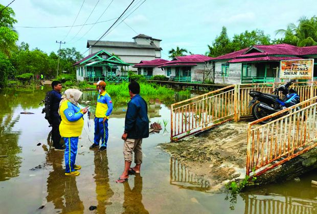 BANJIR : Situasi air pasang surut yang menggenangi pemukiman warga di Kecamatan Berbak, Kabupaten Tanjabtim beberapa waktu lalu.