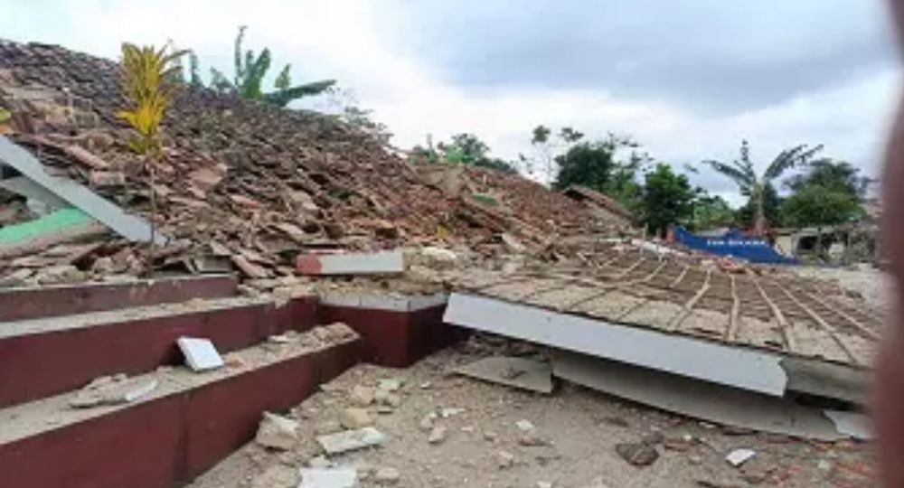 Rumah ambruk akibat guncangan gempa 5,6 magnitudo di Cianjur, Jawa Barat.