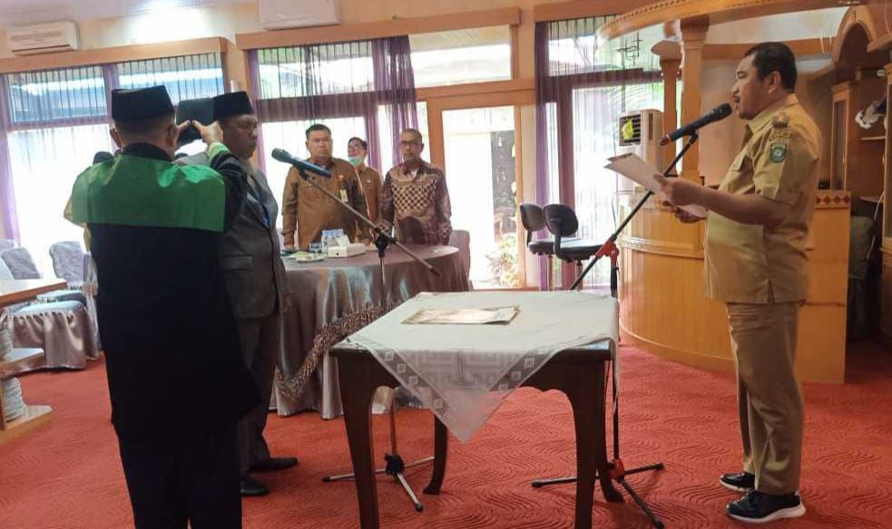 PELANTIKAN : Bupati Bungo H. Mashuri melantik Dewas PDAM Pancuran Telago Muara Bungo