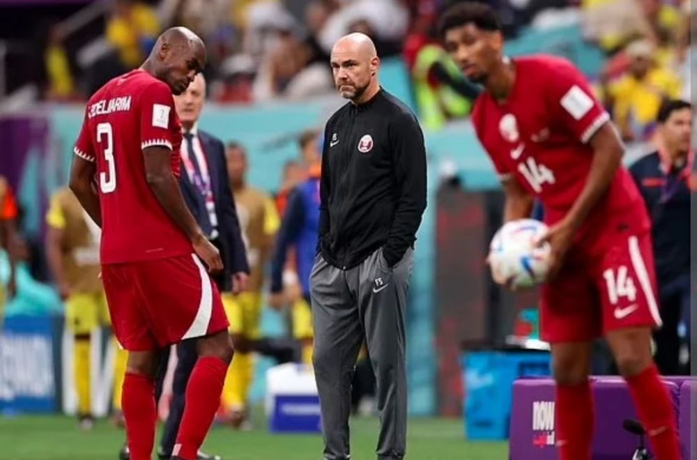 Felix Sanchez mengawasi pemainnya di laga pembuka Piala Dunia.