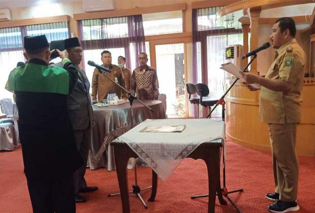 PELANTIKAN : Bupati Bungo H. Mashuri melantik Dewas PDAM Pancuran Telago Muara Bungo.