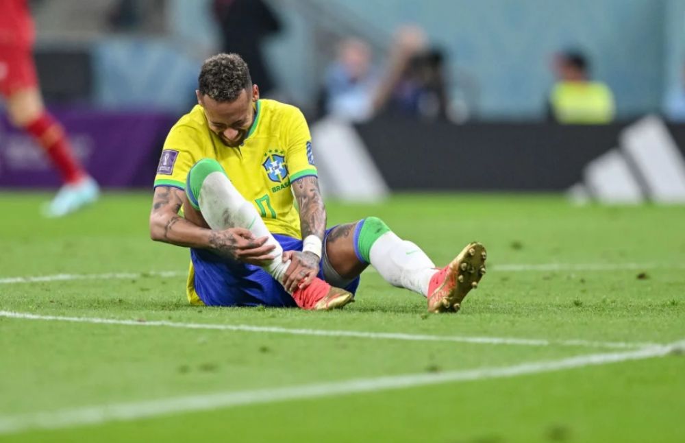 Neymar alami cedera.