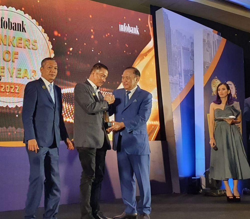 Penyerahan penghargaan kepada Dirut Bank Jambi sebagai Bankers of the Year 2022.