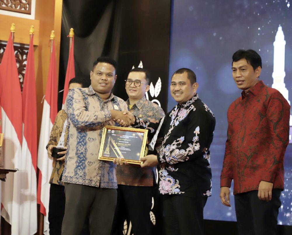 PENGHARGAAN: Bupati Bungo H. Mashuri menerima penghargaan KPID Award 2022 atas dedikasinya sebagai kepala daerah yang peduli terhadap dunia penyiaran