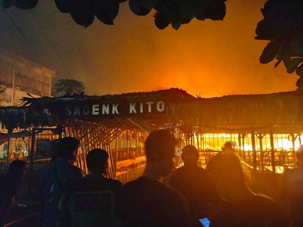 KEBAKARAN: Bangunan Resto Saoenk Kito Bungo luluh lantak oleh sijago merah yang terjadi pada Senin malam (28/11)