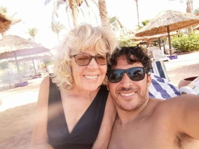 Iris Jones menikahi berondong asal Mesir yang lebih muda 46 tahun bernama Mohamed Ahmed Ibrahim.