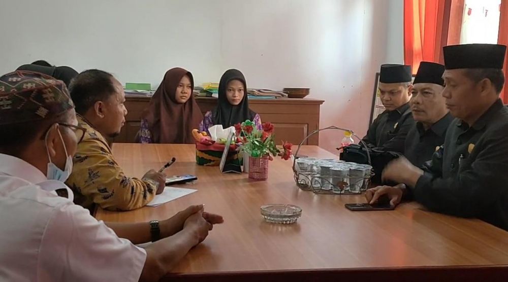 Anggota DPRD Muaro Jambi saat mendatangi SMKN 1 Muaro Jambi Rabu (30/12).